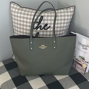 🔥🔥SOLD🔥🔥 BRAND NEW LARGE COACH TOTE